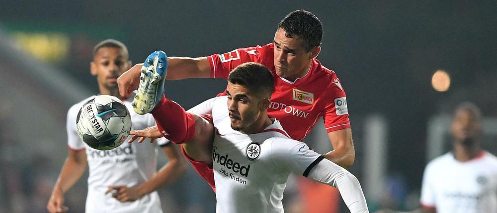 Der Einsatz stimmt. Unions Manuel Schmiedebach im Zweikampf mit Frankfurts Andre Silva.