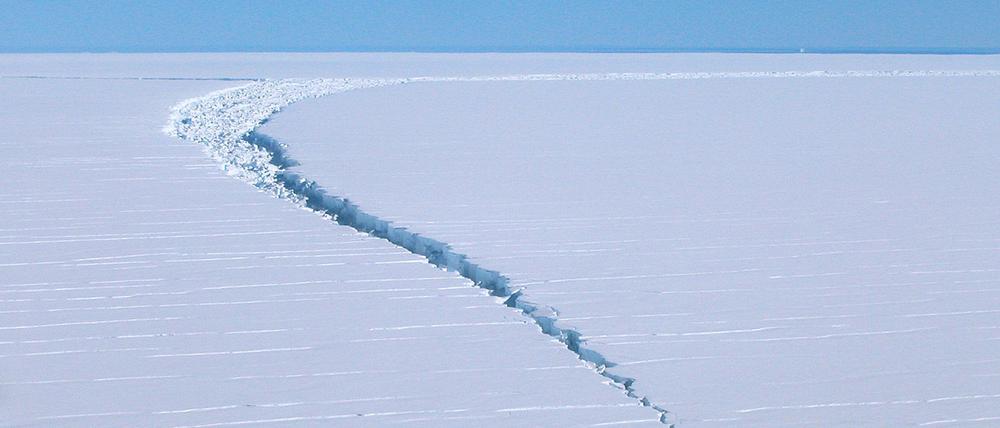Ein undatierte Foto zeigt einen Riss an einem Eisberg vom sogenannten Amery-Schelfeis.