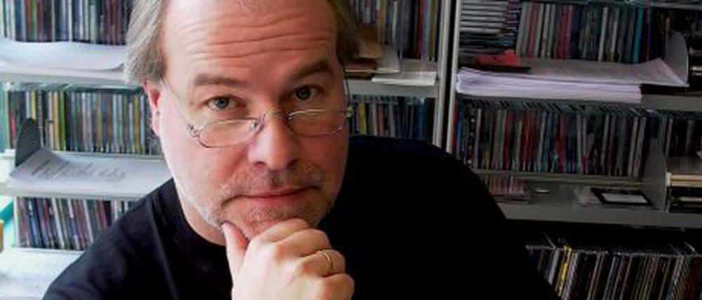 Mike Korbik, vor einem CD-Regal