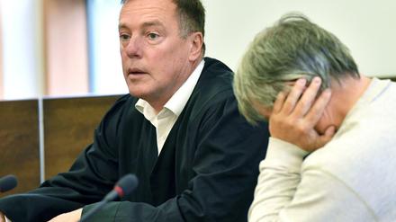 Der angeklagte LKW-Fahrer (r) wartet mit seinem Anwalt auf das Urteil im Berufungsprozess wegen fahrlässiger Tötung.