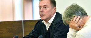 Der angeklagte LKW-Fahrer (r) wartet mit seinem Anwalt auf das Urteil im Berufungsprozess wegen fahrlässiger Tötung.
