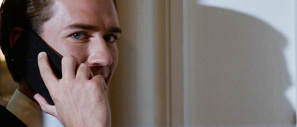 Ein Mann und viel Schatten: ÖVP-Chef Sebastian Kurz am Abend der Wahl.