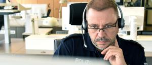 Auf die Ohren. Alle 24 Sekunden läuft in der Einsatzleitstelle ein Notruf ein. Oberkommissar Schließer sagt: "Genau mein Ding."