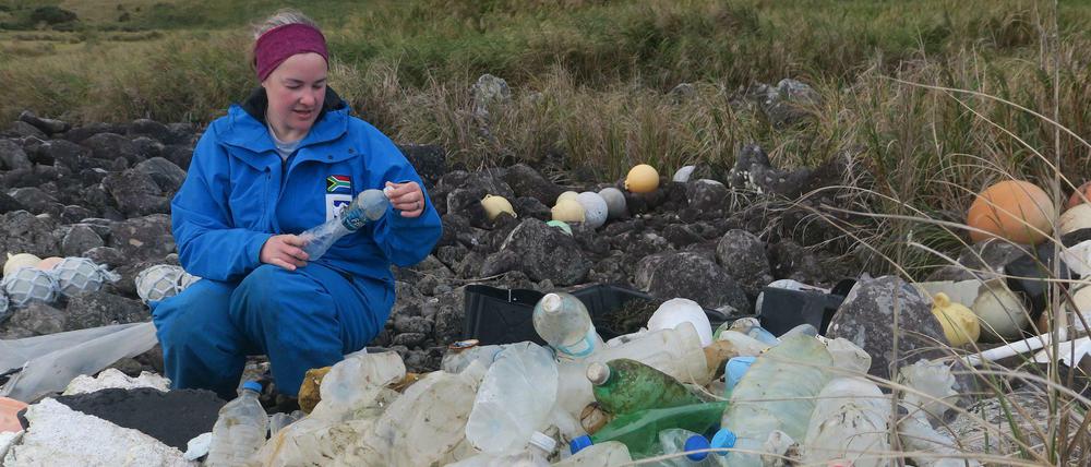 Die Forscherin Maelle Connan untersucht Plastikflaschen auf Inaccessible Island.