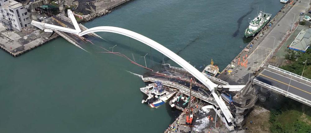Dieses von der Nationalen Feuerwehr Taiwan zur Verfügung gestellte Foto zeigt in einer Luftaufnahme den Blick auf eine eingestürzte Brücke.