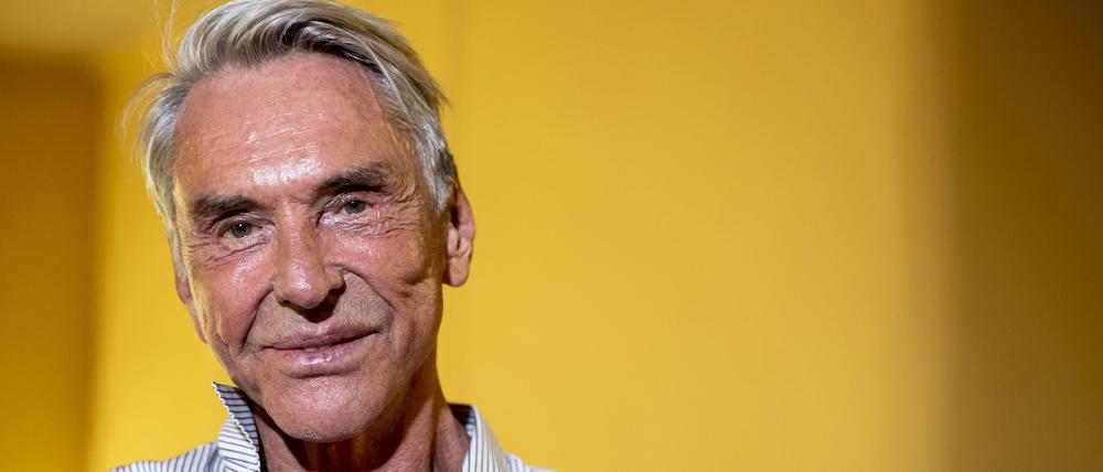 Wolfgang Joop während eines Gesprächs mit der Fraktionsvorsitzenden der Linken Sahra Wagenknecht.