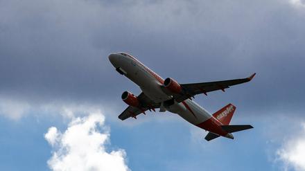 13.07.2019, Berlin: Ein Flugzeug der Fluggesellschaft easyJet startet vom Flughafen Tegel und fliegt unter blauem Himmel auf eine dunkle Regenwolke zu. Nach dem Ferienbeginn in Nordrhein-Westfalen haben nun alle Bundesländer bis auf Bayern und Baden-Württemberg schulfrei. Auf den Flughäfen wird mit hohen Passagierzahlen gerechnet. Foto: Soeren Stache/dpa +++ dpa-Bildfunk +++