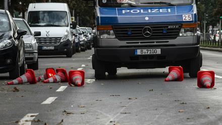 Die Pylone markieren die Fundorte von Kugeln, nach einer Schießerei in der Nacht.