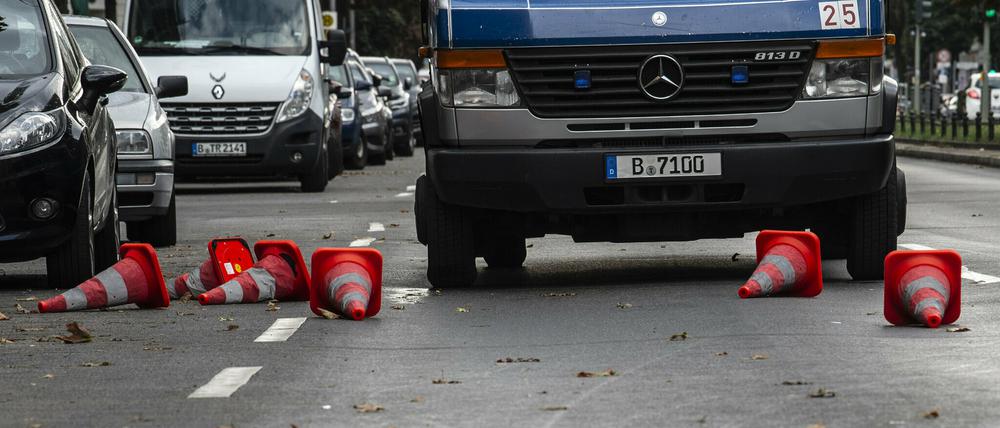Die Pylone markieren die Fundorte von Kugeln, nach einer Schießerei in der Nacht.