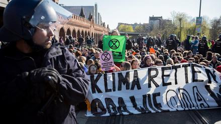 Aktivisten der "Extinction Rebellion" blockieren im April die Oberbaumbrücke in Kreuzberg.