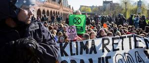 Aktivisten der "Extinction Rebellion" blockieren im April die Oberbaumbrücke in Kreuzberg.