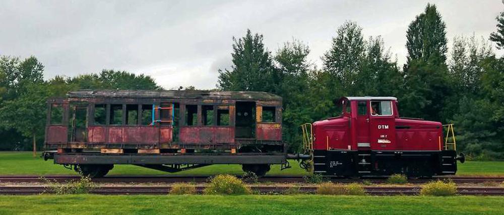 Auf dem Weg zur Endstation: Hier wird der Triebwagen auf dem Anschlussgleis des Museums im Park am Gleisdreieck zu einem trockenen Stellplatz gezogen. 