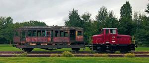 Auf dem Weg zur Endstation: Hier wird der Triebwagen auf dem Anschlussgleis des Museums im Park am Gleisdreieck zu einem trockenen Stellplatz gezogen. 