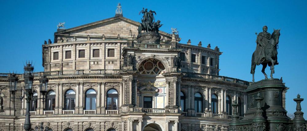 Dresden ist eine der acht deutschen Städte, die sich um den Titel "Kulturhauptstadt Europas 2025" bewerben. Hier die Semperoper auf dem Theaterplatz . 