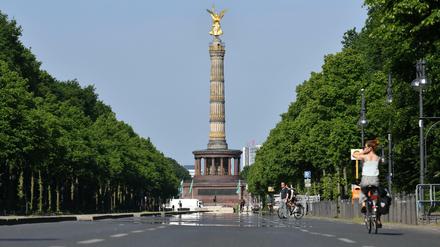 Fahrradfahrer und Fußgänger sind in Berlin auf der Straße des 17. Juni unterwegs. 