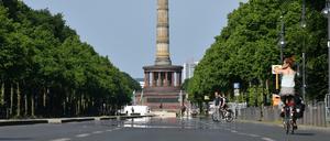 Fahrradfahrer und Fußgänger sind in Berlin auf der Straße des 17. Juni unterwegs. 