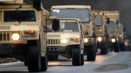 US-Militärfahrzeuge fahren auf der Straße eines Truppenübungsplatzes