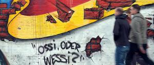Graffiti mit Deutschlandfahne und der Frage "Ossi oder Wessi?".
