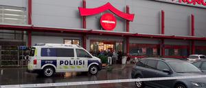 Gewalttat in der finnischen Stadt Kuopio: Ein Polizeifahrzeug vor dem Schauplatz, einem Einkaufzentrum. 