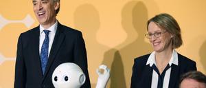 Digital ist, wer einen Roboter mit zur Pressekonferenz bringt. Das haben auch Post-Chef Frank Appel (l.) und Finanzchefin Melanie Kreis gelernt.