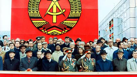 Die Ehrentribüne auf der Karl-Marx-Allee während der Militärparade am 7. Oktober 1989 in Ost-Berlin mit dem sowjetischen Staats- und Parteichef Michail Gorbatschow (2.v.l.), dem DDR-Staatsratsvorsitzenden und SED-Generalsekretär Erich Honecker (3.v.l.), Raissa Gorbatschowa (hinter Honecker), die Frau des sowjetischen Präsidenten und Willi Stoph (3.v.r.), Ministerpräsident der DDR. 
