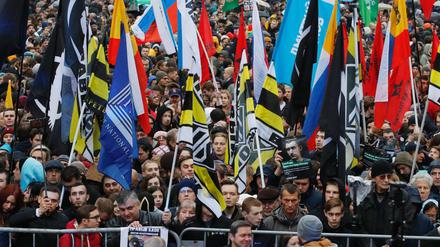 Demonstranten halten Flaggen und Banner während einer Kundgebung für die Freilassung politischer Gefangener hoch. 