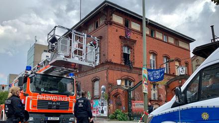 Einsatzkräfte vor einem besetzten Industriegebäude in Friedrichshain.