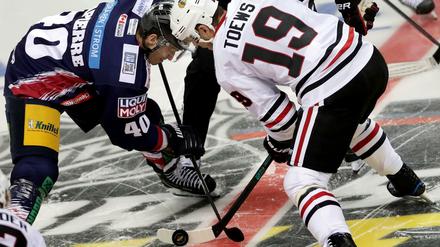 Enges Spiel. Maxim Lapierre (l) von den Eisbären bot Jonathan Toews von den Blackhawks ordentlich Paroli.