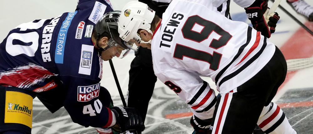 Enges Spiel. Maxim Lapierre (l) von den Eisbären bot Jonathan Toews von den Blackhawks ordentlich Paroli.