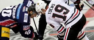 Enges Spiel. Maxim Lapierre (l) von den Eisbären bot Jonathan Toews von den Blackhawks ordentlich Paroli.