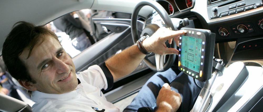 Aufgeben gibt es nicht bei ihm. Alessandro Zanardi im Cockpit eines DTM-Rennwagens.