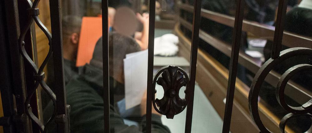 Den angeklagten Rockern wird vorgeworfen, an dem Mord an einem 26-Jährigen in einem Wettbüro beteiligt gewesen zu sein.