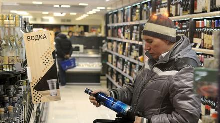 Schon seit Jahren kämpft die Politik gegen Alkohol: Es gibt einen Mindestpreis auf Spirituosen, höhere Steuern und ein nächtliches Verkaufsverbot.