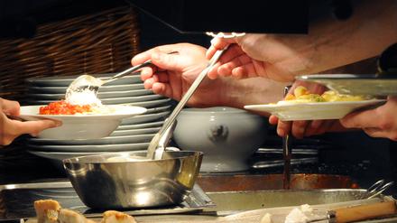 Das ideale Kantinenessen ist frisch gekocht mit Zutaten aus der Region. Das ist das Ziel, der Weg jedoch weit.