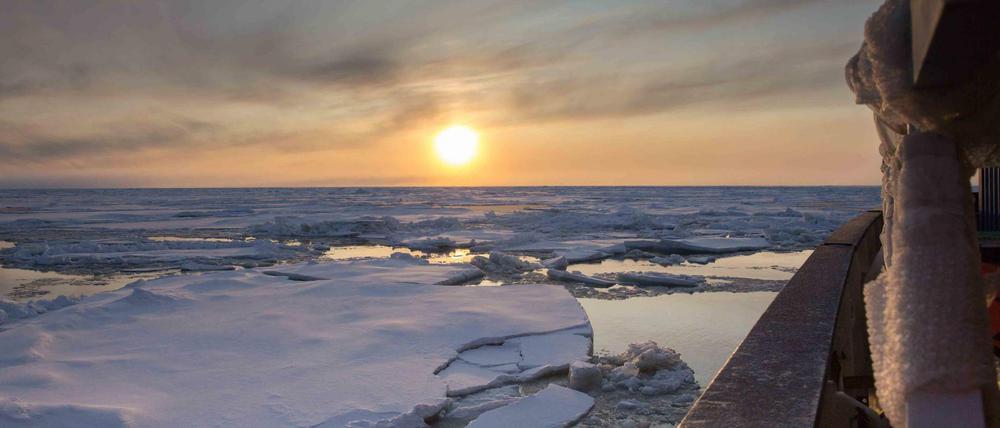 Sonnenuntergang im Meereis. Blick von Bord der Polarstern