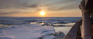 Sonnenuntergang im Meereis. Blick von Bord der Polarstern