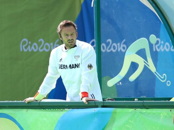 An der Seite: Valentin Altenburg trainiert das junge deutsche Team bei der Hallen-EM in Berlin.