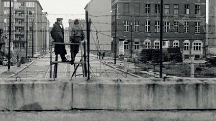Charlottenstraße, vom Westen aus gesehen: Bernard Larsson: Berlin Berlin. Die ganze Stadt zur Zeit des Mauerbaus 1961–1964. Mit Texten von Marline Otte, Bernard Larsson, Wolf Biermann und Cees Nooteboom. Schirmer/Mosel Verlag, München 2019. 286 S. m. 165 Duotone-Tafeln u. 3 Farbabb., 49,80 €. 
