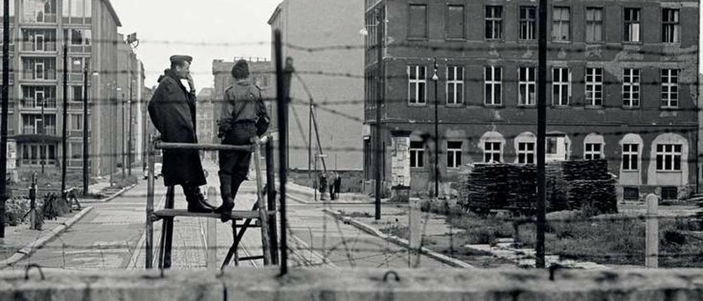 Charlottenstraße, vom Westen aus gesehen: Bernard Larsson: Berlin Berlin. Die ganze Stadt zur Zeit des Mauerbaus 1961–1964. Mit Texten von Marline Otte, Bernard Larsson, Wolf Biermann und Cees Nooteboom. Schirmer/Mosel Verlag, München 2019. 286 S. m. 165 Duotone-Tafeln u. 3 Farbabb., 49,80 €.