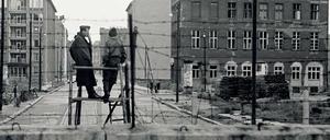 Charlottenstraße, vom Westen aus gesehen: Bernard Larsson: Berlin Berlin. Die ganze Stadt zur Zeit des Mauerbaus 1961–1964. Mit Texten von Marline Otte, Bernard Larsson, Wolf Biermann und Cees Nooteboom. Schirmer/Mosel Verlag, München 2019. 286 S. m. 165 Duotone-Tafeln u. 3 Farbabb., 49,80 €. 