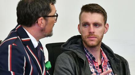 Der ehemalige NPD-Politiker Maik Schneider (r) wartet mit seinem Anwalt Oliver Milke auf den Prozessbeginn.