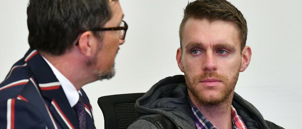 Der ehemalige NPD-Politiker Maik Schneider (r) wartet mit seinem Anwalt Oliver Milke auf den Prozessbeginn.