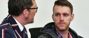 Der ehemalige NPD-Politiker Maik Schneider (r) wartet mit seinem Anwalt Oliver Milke auf den Prozessbeginn.