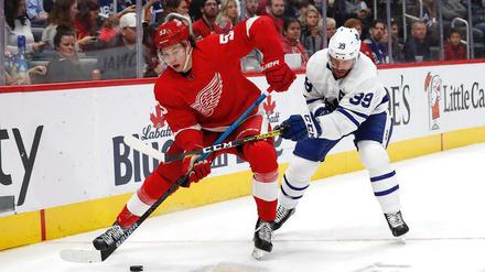 Moritz Seider (vorn) durfte in der Pre-Season schon einmal das Trikot der Detroit Red Wings tragen. Zunächst beginnt der 18-Jährige die Saison aber in der AHL.