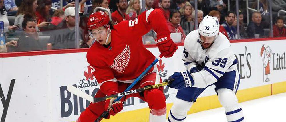 Moritz Seider (vorn) durfte in der Pre-Season schon einmal das Trikot der Detroit Red Wings tragen. Zunächst beginnt der 18-Jährige die Saison aber in der AHL.