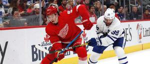 Moritz Seider (vorn) durfte in der Pre-Season schon einmal das Trikot der Detroit Red Wings tragen. Zunächst beginnt der 18-Jährige die Saison aber in der AHL.