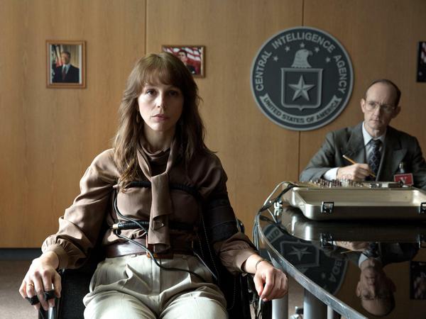 Am Lügendetektor: Die CIA-Agentin Saskia Starke (Petra Schmidt-Schaller) heißt eigentlich Tatjana Leschke und arbeitet für den DDR-Auslandsgeheimdienst.