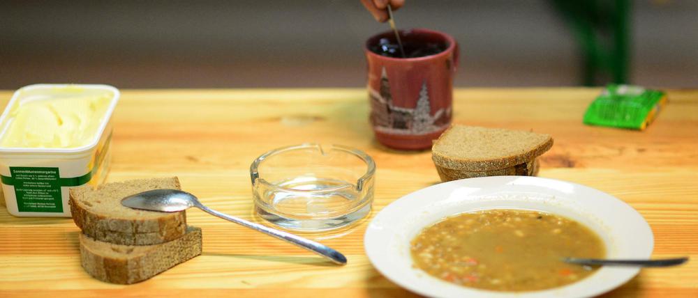 Essen steht auf einem Tisch der Einrichtung der Kältehilfe in der Seestraße.