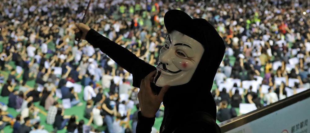 Demonstranten tragen Guy-Fawkes-Masken.