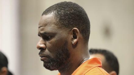Der 52-jährige US-Sänger R. Kelly sitzt in Haft.